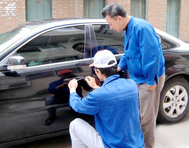 元宝区汽车钥匙丢在车里面怎么办?